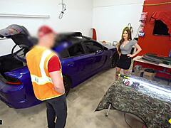 Зряла жена с големи гърди прави секс с автомобилния си техник в гараж