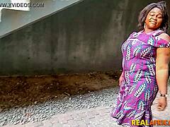 Donas de casa africanas em uma fita caseira de sexo com bunda grande e por trás