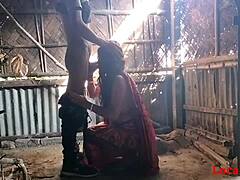 Η ντόπια σύζυγος απολαμβάνει τον σύζυγό της δημόσια με ένα κόκκινο saree και πίπα