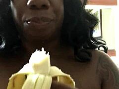 Aistillinen MILF nauttii syvästä kurkusta banaanin kanssa