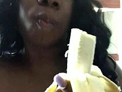 MILF sensual se entrega a fazer garganta profunda em uma banana