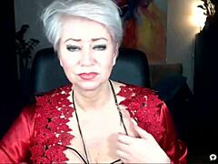 Russische milf in rode lingerie pronkt met haar blote borsten