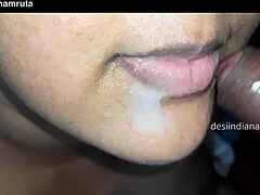 Μια ώριμη Ινδή λαμβάνει ένα μεγάλο φορτίο στο στόμα της