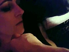 Zmysłowy film POV z napaloną mamusią masturbującą się i ruchaną
