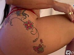 MILF tatuada, musculosa y curvilínea se involucra en un intenso sexo a pelo