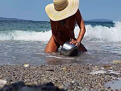 Donna matura con piercing ai capezzoli allargati e piercing alla figa multipli sulla spiaggia