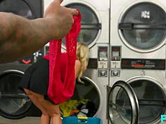 Katie Morgan yang matang berambut pirang mendapat beberapa pancutan air mani di kedai dobi