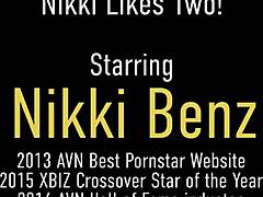 Nikki Benz dalam threesome liar dengan dua pria, memamerkan keterampilan oral dan menunggangi