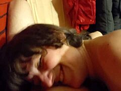 Ukrainsk mogen kvinna ger en deepthroat och rider sin partners penis innan hon ägnar sig åt bakifrån sex