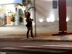 Mogen kvinna visar upp sina kurvor på en bensinstation efter mörkrets inbrott