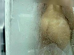 Karina et Lucas baisent le gros cul d'une milf mince sous la douche
