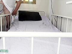 Η νοσοκόμα MILF δέχεται διείσδυση στον κώλο της από κάμερες ασφαλείας