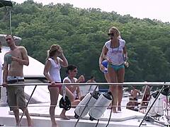 Ανεμπόδιστη συγκέντρωση ώριμων γυναικών σε μια λίμνη houseboat στο Ozarks