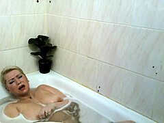La belleza madura rusa disfruta del placer en la ducha en solitario y llega al éxtasis