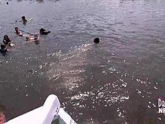 Niezahamowane gromadzenie dojrzałych kobiet na łodzi nad jeziorem w Ozarks