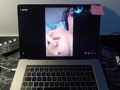 O vedetă porno spaniolă matură își face plăcere admiratorului ei de webcam într-o sesiune fierbinte