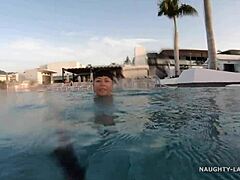 Једноделни купаћи костим открива зрелу жену у јавном базену на отвореном