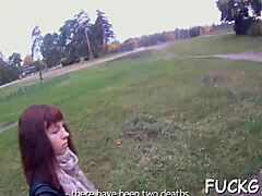 Gadis muda amatir dijemput dan ditiduri di webcam