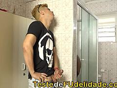 Brazílska milfka Coroa dostáva svoju veľkú zadnicu v kúpeľni