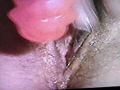 Amatöörivaimo nauttii karkeasta dildo-seksistä kotitekoisessa videossa