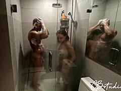 Цимерка предлаже да се купају у купатилу са добро обдареним мушкарцем