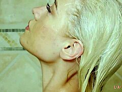 Blond piękność prezentuje swoją uwodzicielską sylwetkę pod prysznicem