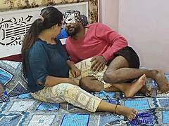 Moden indisk kvinne nyter intens analsex med onkelen sin i høy oppløsning