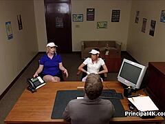 Två studenter överraskar rektorn med en avsugning på hans kontor