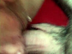 Behaarte Mutter genießt harten Missionarssex in hausgemachtem Video