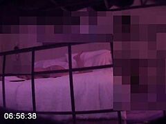 Amateur-Stiefmutter wird auf versteckter Kamera während mehrerer Orgasmen mit Stiefsohn erwischt
