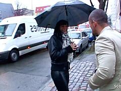 Amatorska niemiecka MILF w skórzanych spodniach zostaje ruchana podczas ulicznego przesłuchania