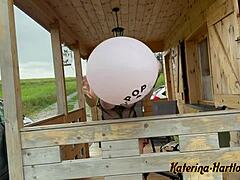 Мамочка с натуральными сиськами сосет шар до огромных размеров и заставляет его взорваться