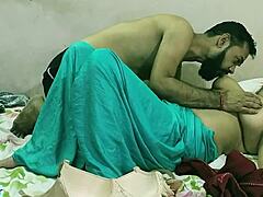 Amatérský manžel přistižen při podvádění s horkou indickou MILF v webovém seriálu