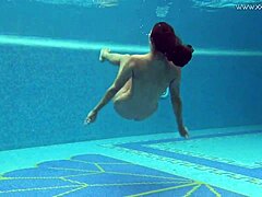 Сазан, зашеметяващата европейска майка, прави еротични подводни кадри