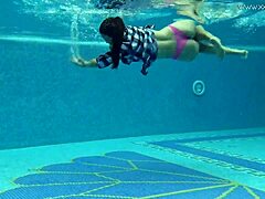 Sazan, die atemberaubende europäische MILF, nimmt erotische Unterwasseraufnahmen