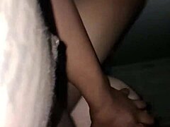 Mama latină se bucură de sex interracial cu un penis negru