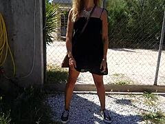 Sexy donna matura europea mostra la sua figa piercingata in un negozio pubblico