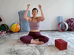 Aurora Willows leitet eine Yogastunde für reife Frauen