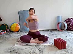 Aurora Willows memimpin kelas yoga untuk wanita dewasa