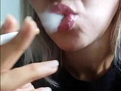 Dusná kouřící kočka ukazuje své intimní partie v erotickém videu