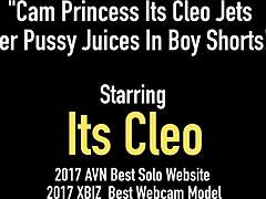 Mogna Cam-stjärnan Cleo tillfredsställer sig själv i pojkshorts