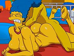 Ev kadını Marge, büyük popolu ve büyük göğüslü olgun karakterlerle yoğun bir zevk yaşıyor ve çeşitli yönlerde sıvı fışkırtıyor