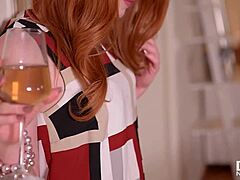 Ella Hughes, zmysłowa rudowłosa, rozkoszuje się kryształowym dildo w wyraźnym filmie
