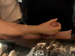 Mogen kvinna förbereder penis med mjöl för intim middag