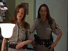 Nikki Fritz og Kira Reed spiller hovedrollene i en het scene med hete politimenn og en orgie