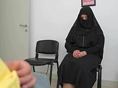 Wanita Arab dewasa menangkap saya sedang masturbasi di kantor dokter