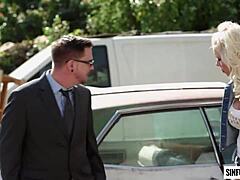 نينا إيل وداني كروس يمارسان الجنس العاطفي على سيارة تالفة في أحدث فيديو لأكسل براونز
