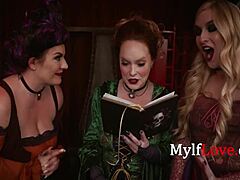 Un groupe de femmes matures s'engage dans un rituel sexuel habillées en sorcières