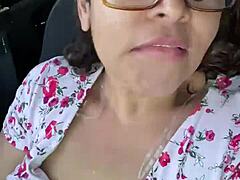 Moden karibisk skjønnhet Anna Marias solo nytelse i bilen sin