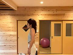Une instructrice de yoga japonaise mature en action